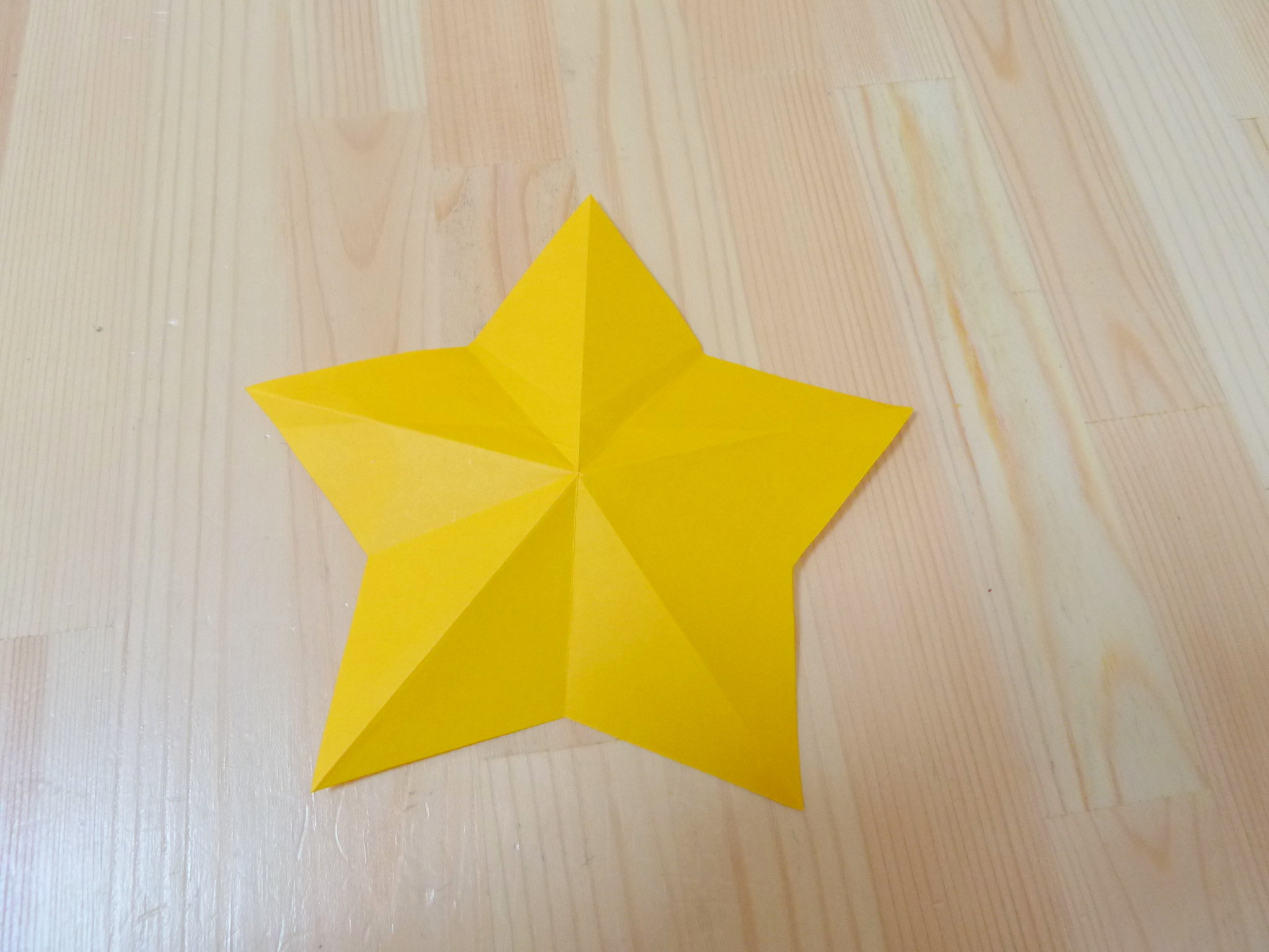 折り紙を簡単に星型に切る方法 七夕やクリスマスにぴったり とりどり